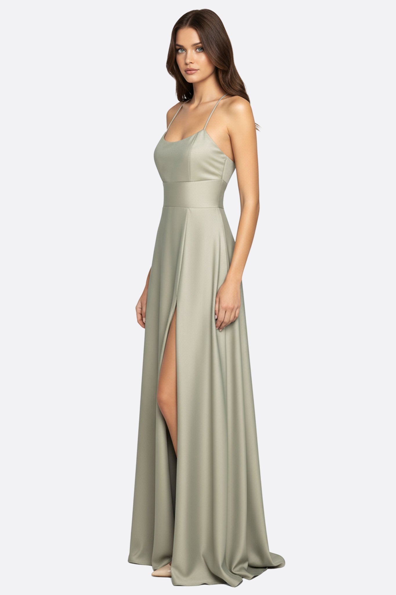 Zoom sur le dos lacé de la robe satinée vert sauge, mettant en valeur la fente haute et l'élégance pour des occasions...