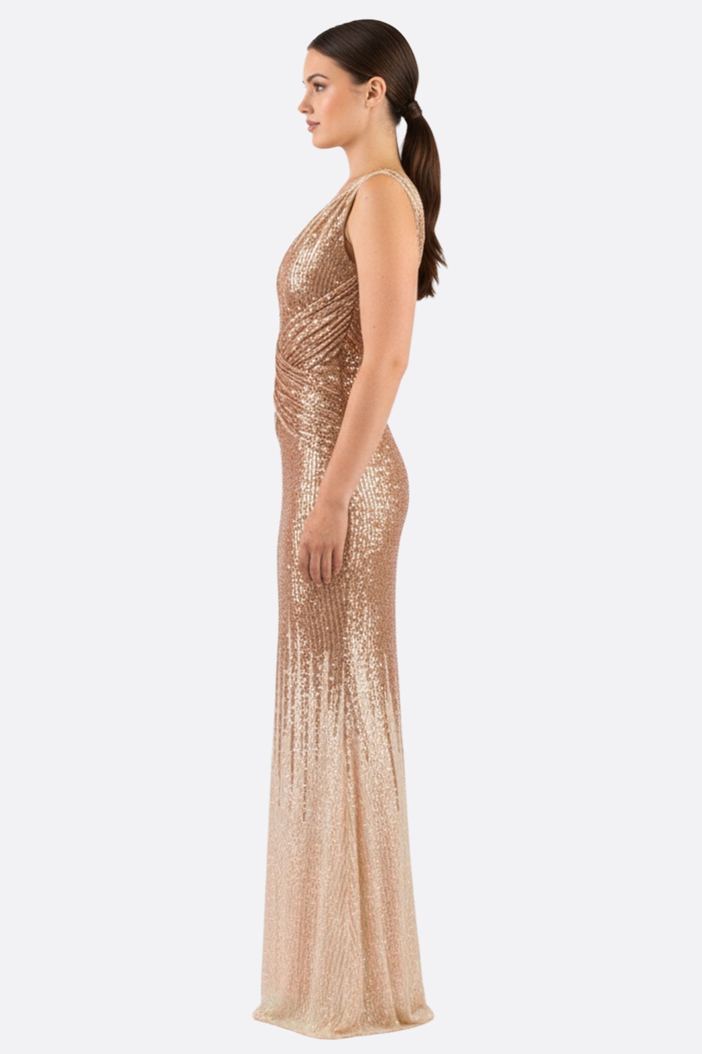 Abito lungo sirena in sequins rame, dettaglio elegante che riflette la luce, ideale per serate di gala e eventi speciali.