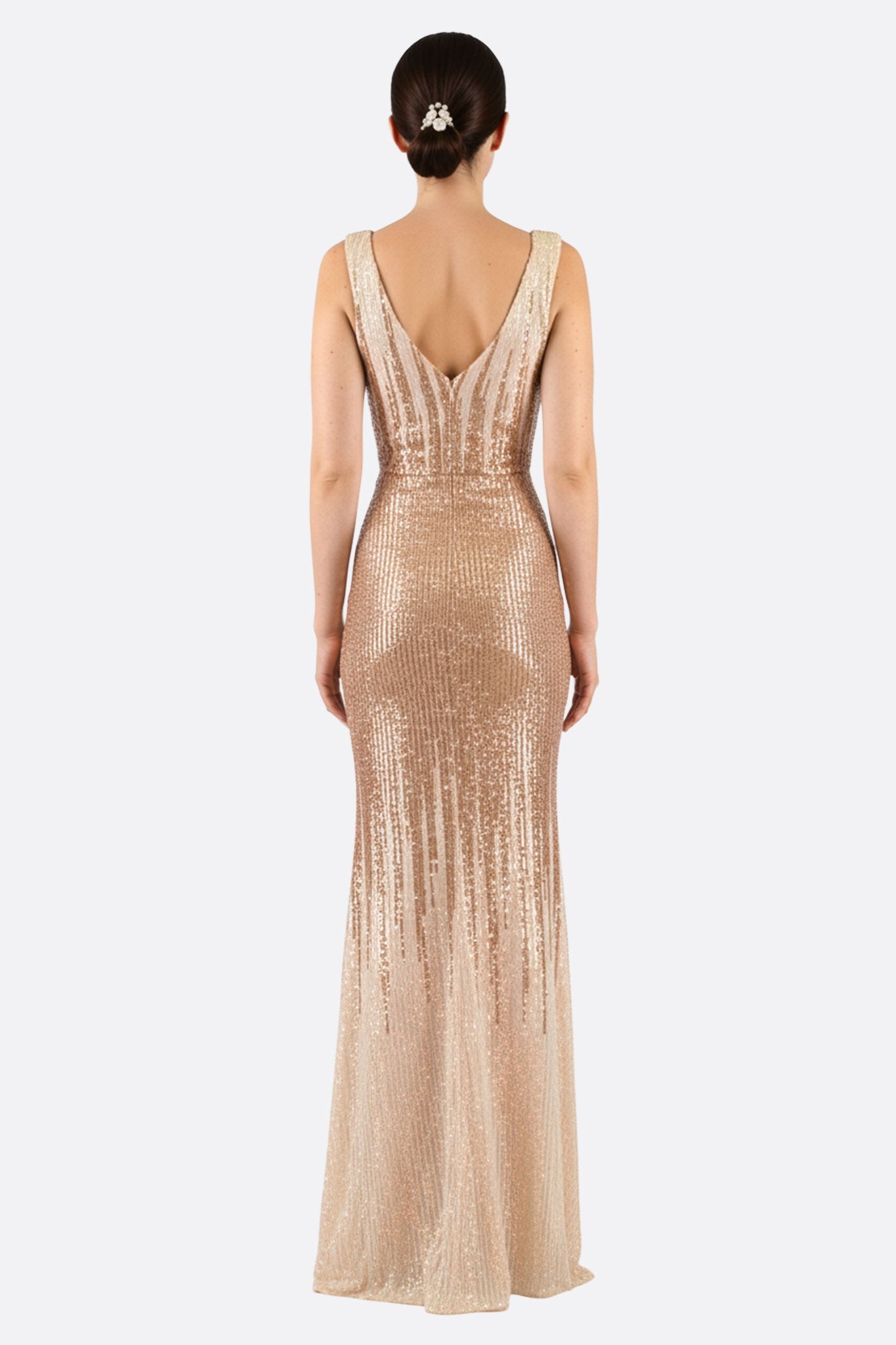 
Détail 3/4 de la robe sirène en sequins cuivrés, un choix chic pour briller lors de vos événements festifs.



