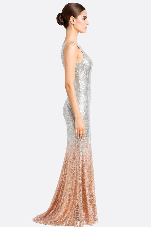 
Détail captivant de la robe sirène scintillante, mettant en valeur les sequins dorés sur le tulle transparent.



