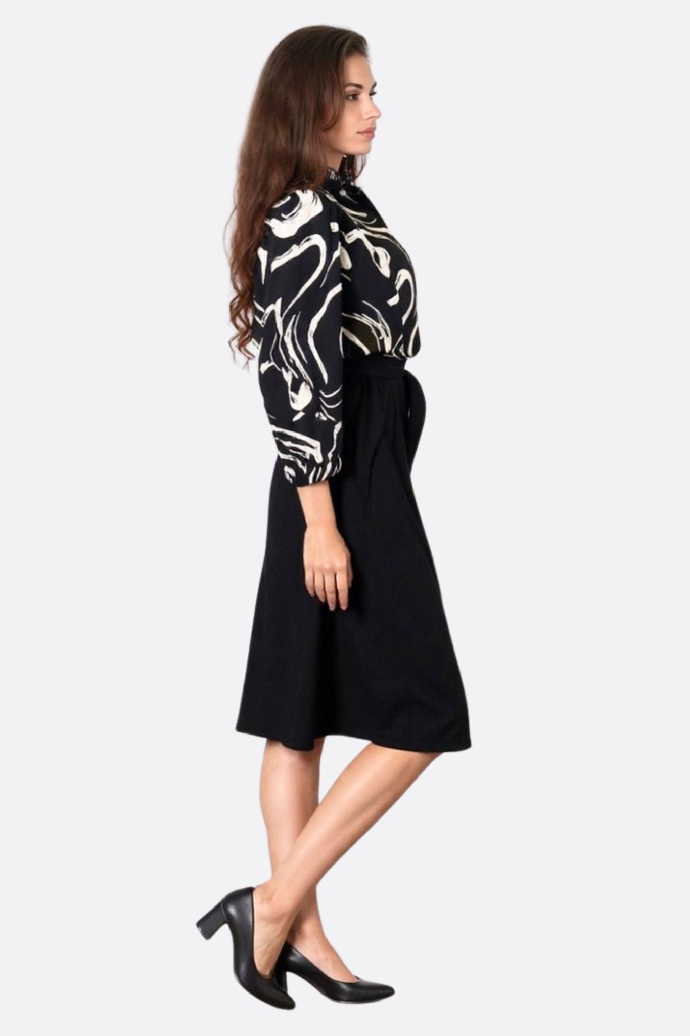 Robe mi - longue noire à haut imprimé artistique et ceinture nouée - MISCIANO