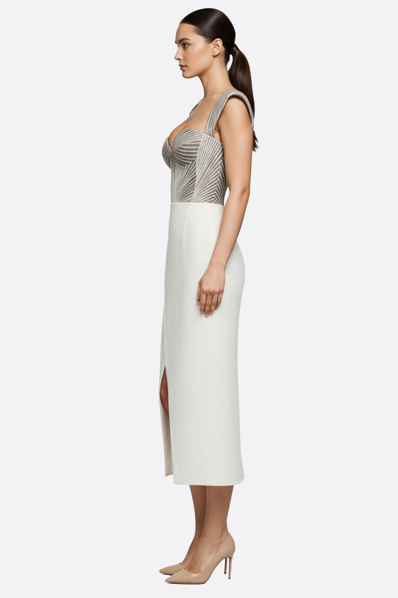 Détail du corset brodé sur une robe midi grise avec fente frontale, parfaite pour un événement raffiné.