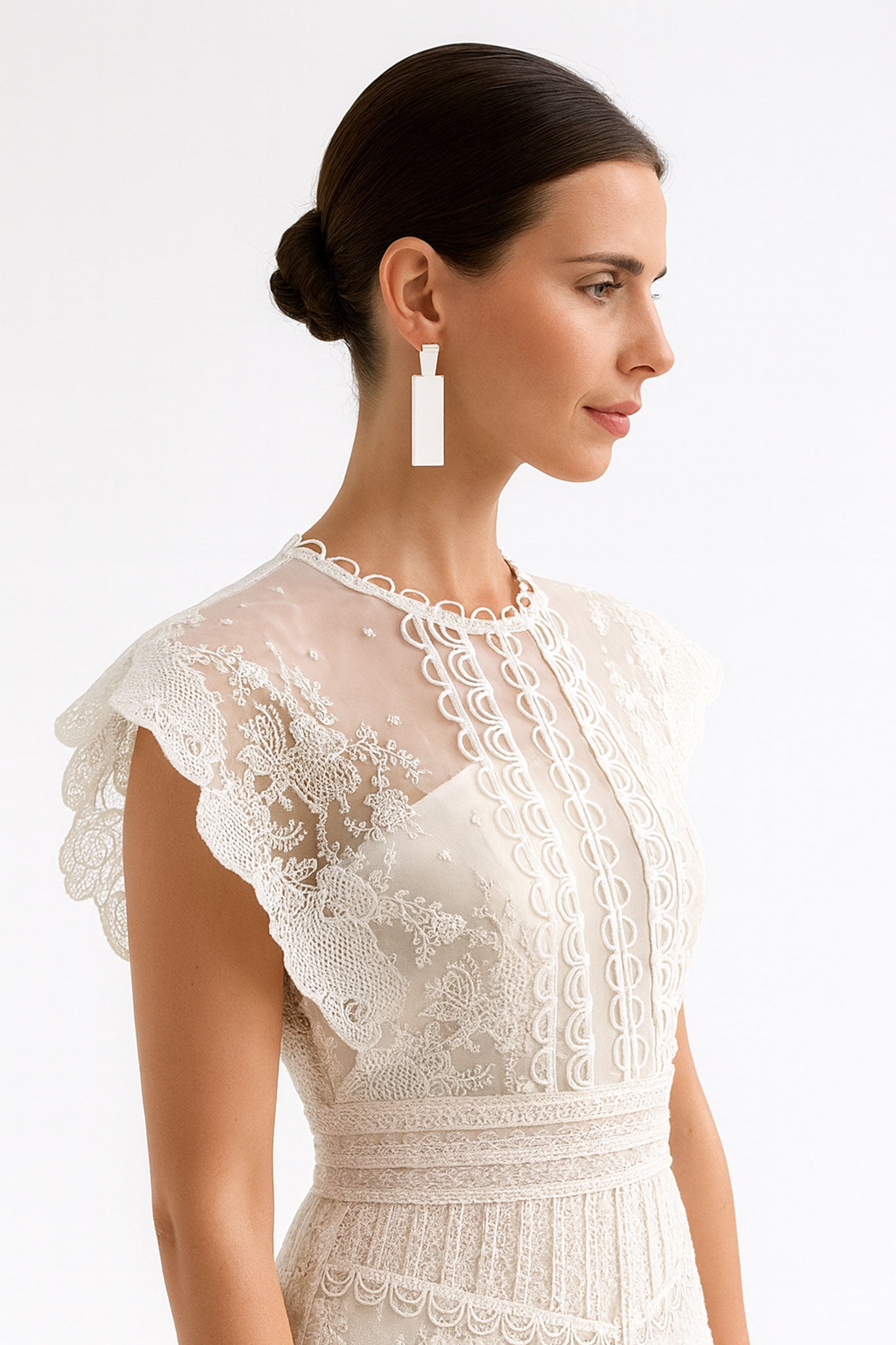 Detalle de un vestido midi bohemio de encaje blanco con mangas cortas, resaltando su elegancia etérea y frescura para...