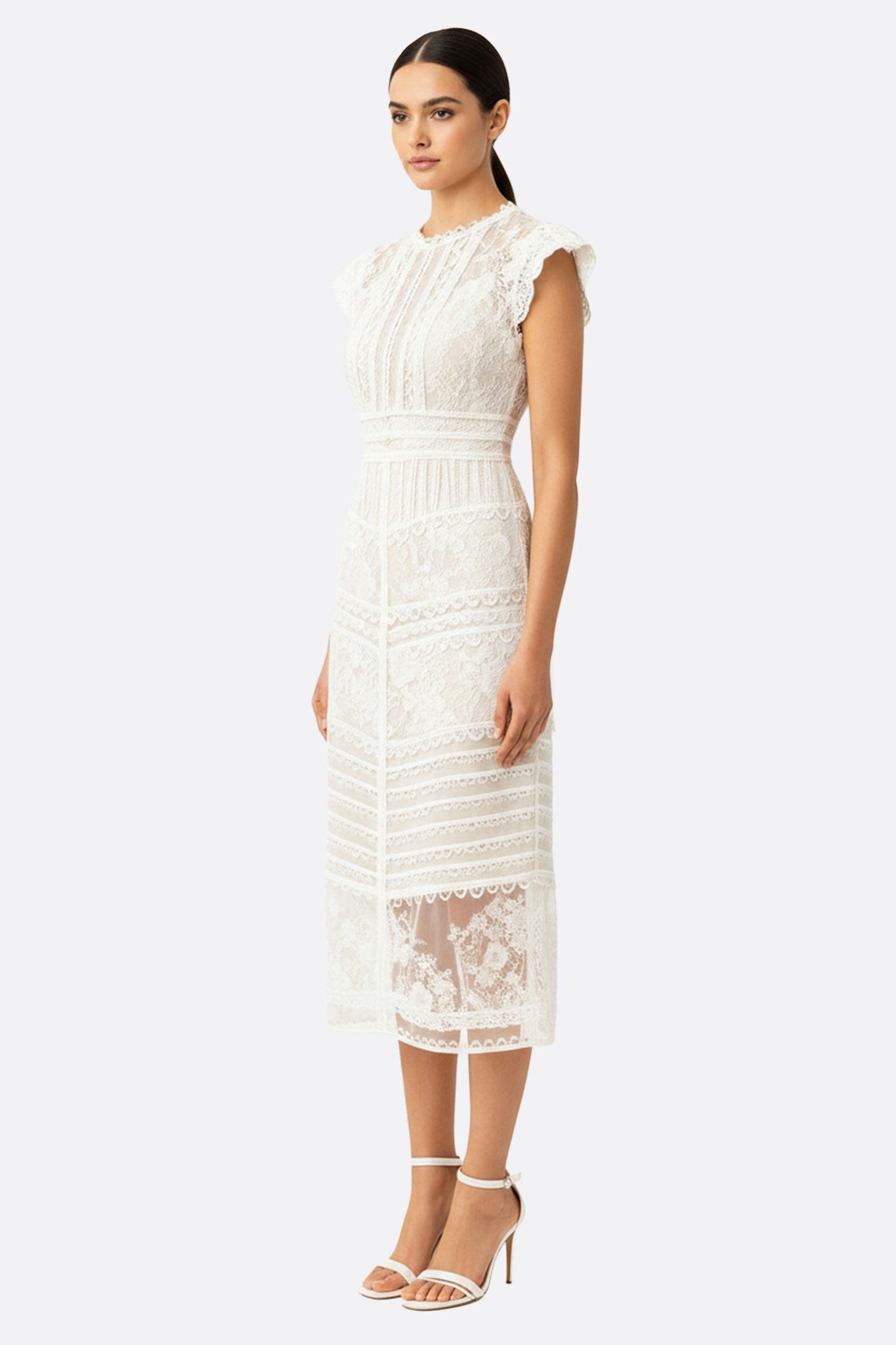 Zoom sur la délicatesse des manches courtes en dentelle blanche d'une robe midi bohème, idéale pour un look estival chic.