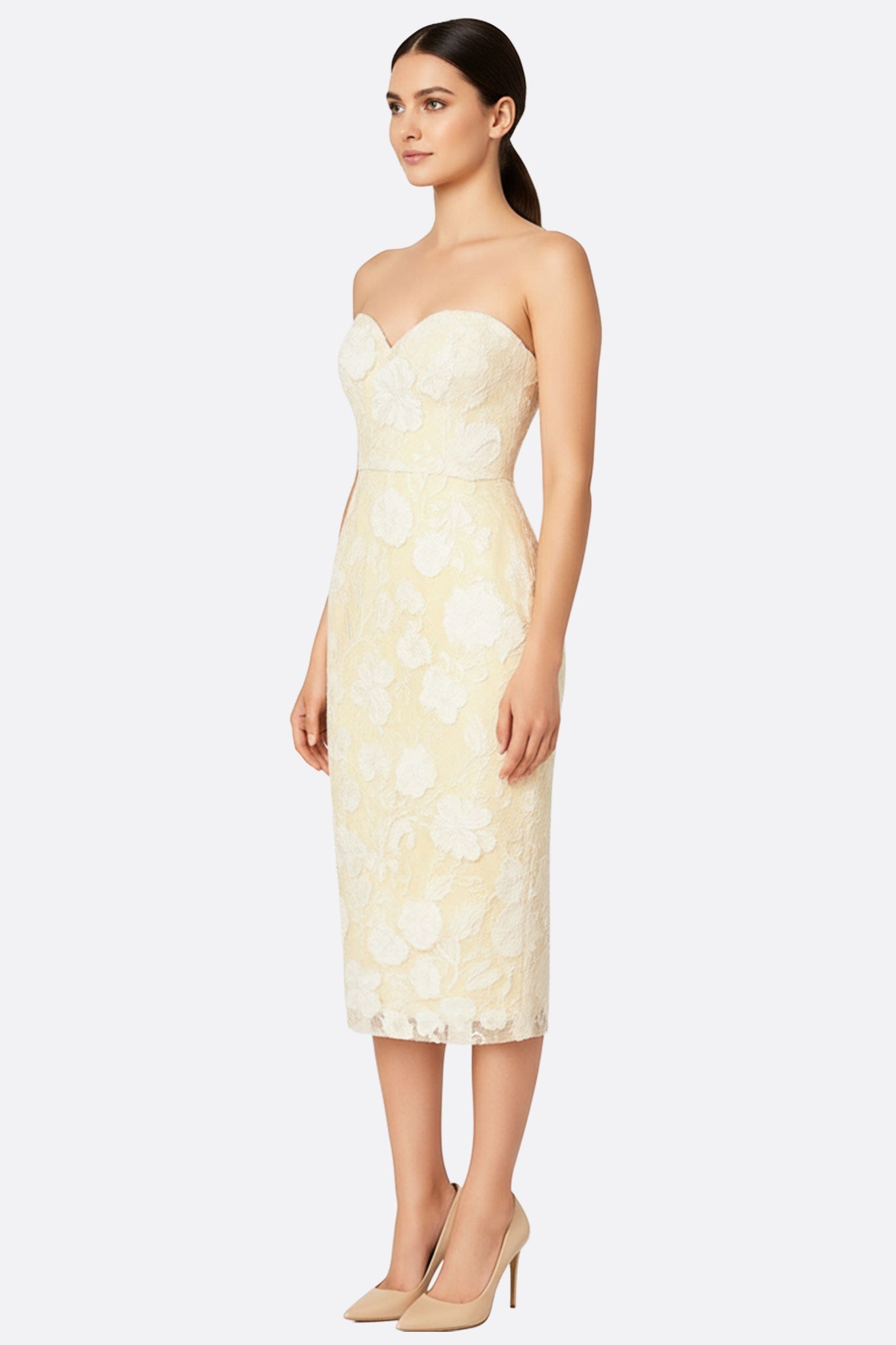 Détail zoomé sur la dentelle florale de la robe midi bustier en tulle, un bijou de couture pour soirées élégantes.