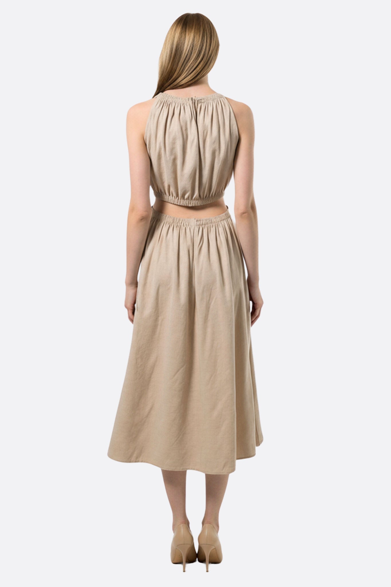 
Détails du dos nu de la robe midi beige en lin, ornée de perles délicates, parfaite pour une occasion chic.



