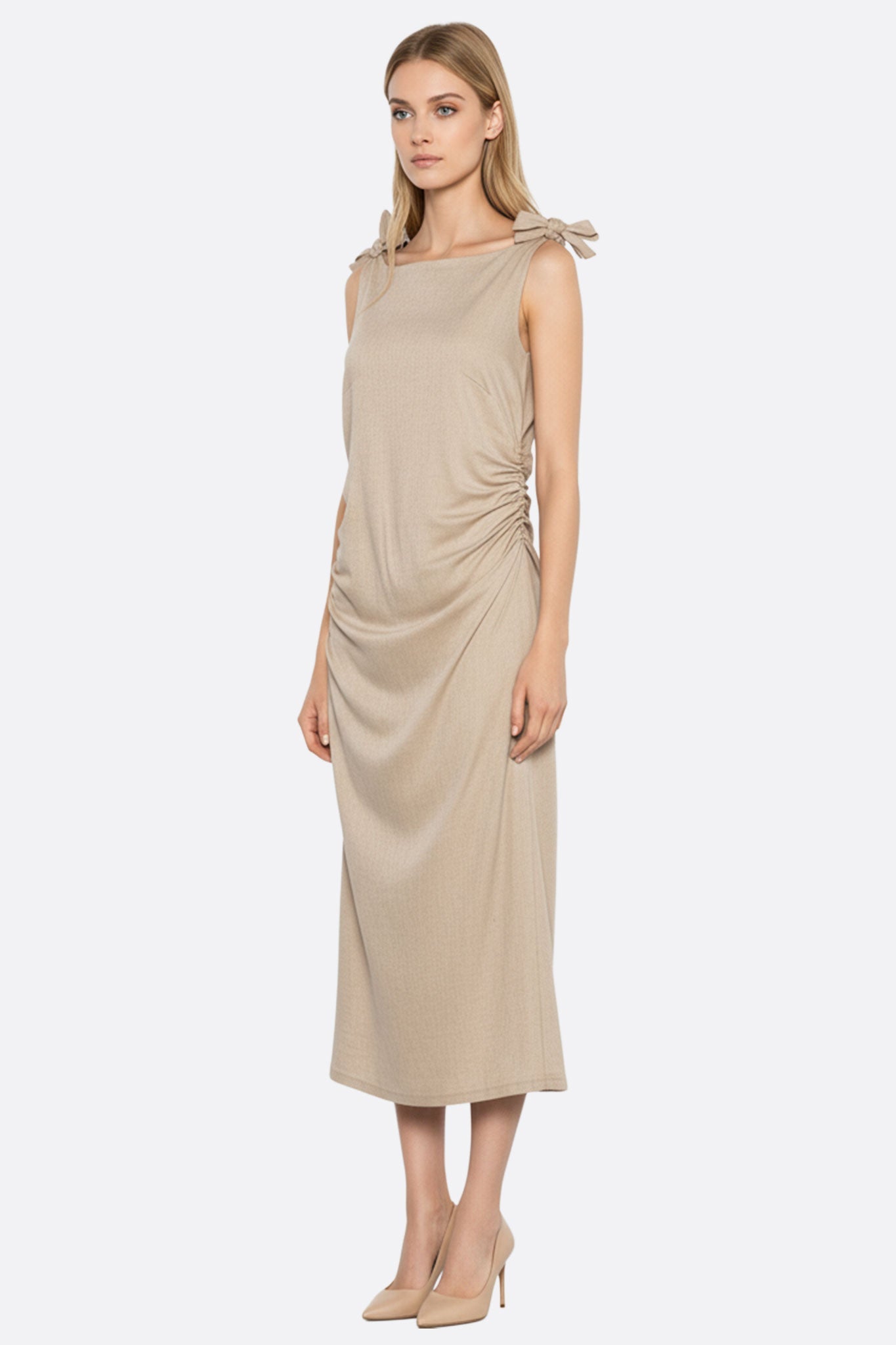 Détail de la robe midi en lin couleur sable, mettant en avant les nouages délicats aux épaules pour un style chic et raffiné.