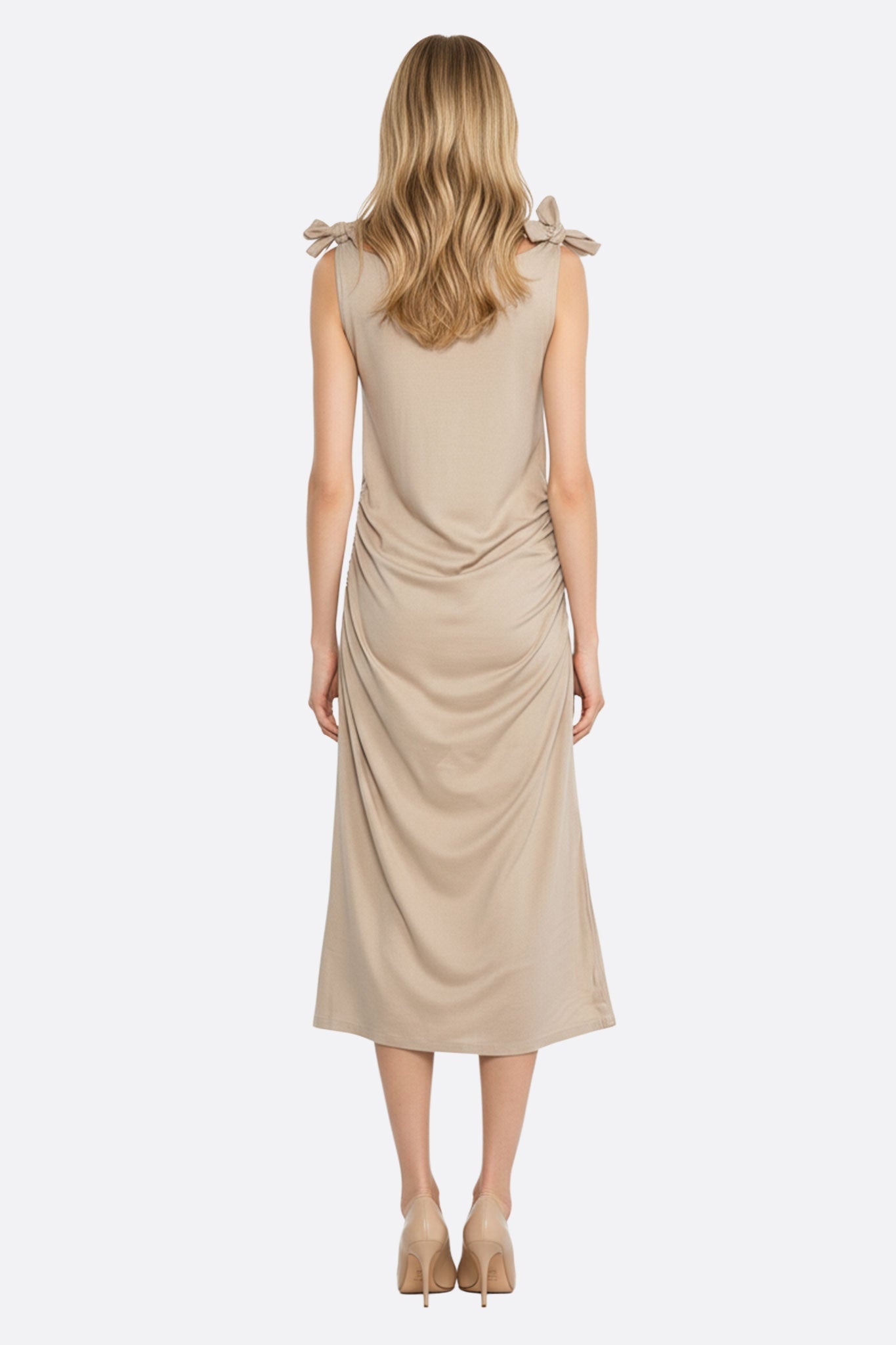 Détail des nouages élégants aux épaules sur une robe midi en lin couleur beige, idéale pour un look estival chic.