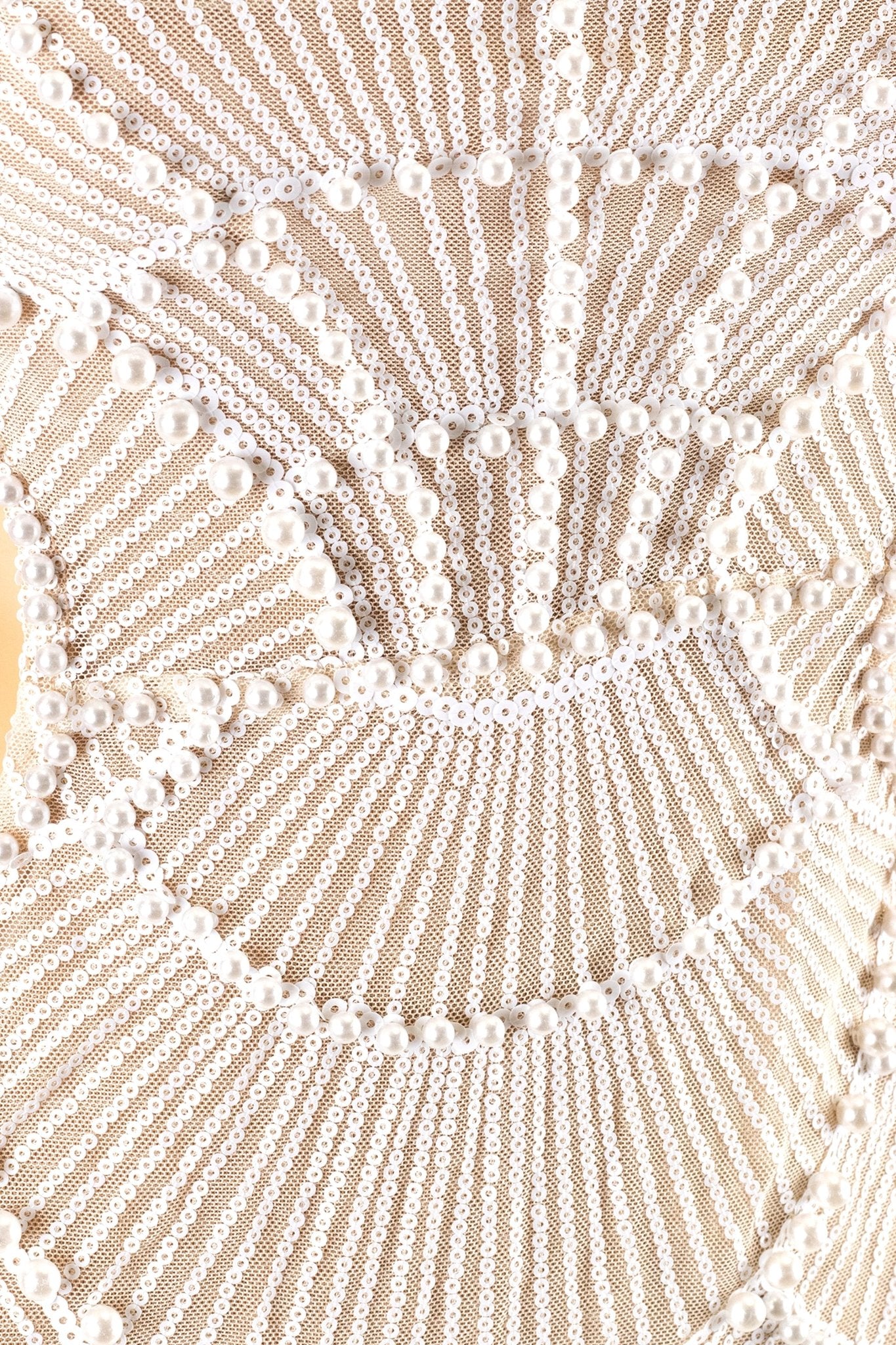 Vue alternative de la robe midi champagne adornée de sequins et perles, un choix élégant pour des soirées inoubliables.