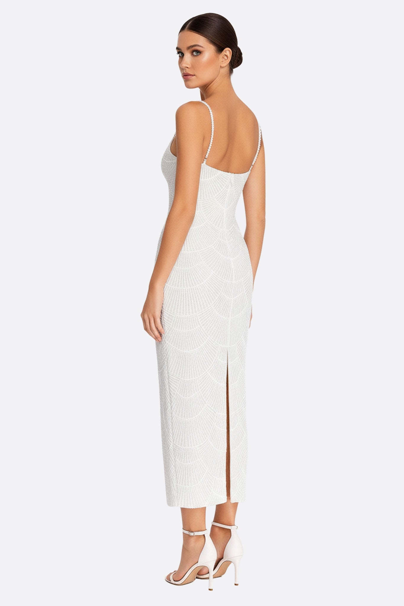 Robe midi en satin couleur champagne, scintillante avec perles et sequins, parfaite pour des occasions festives et glamours.