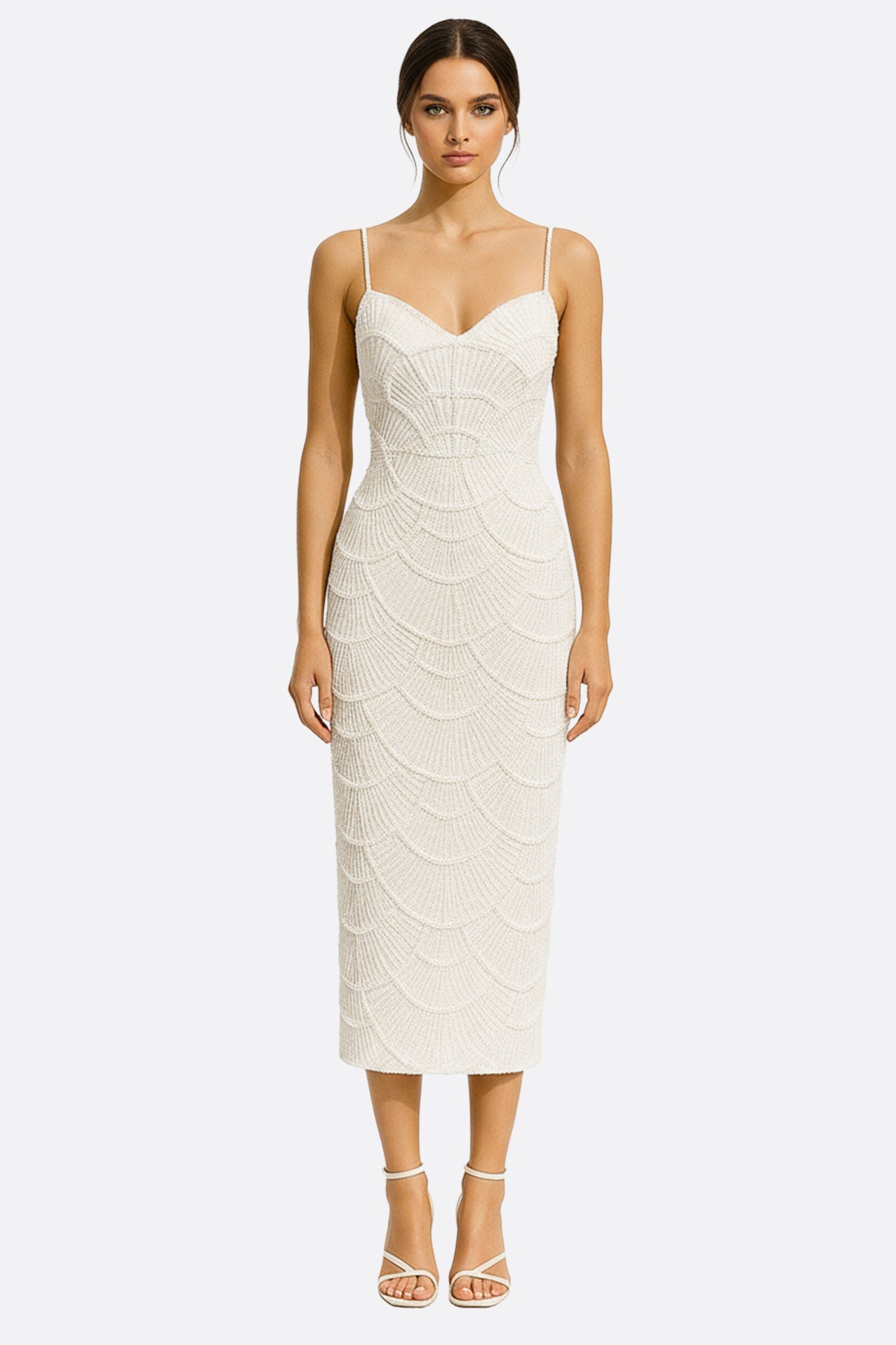 Robe midi champagne ornée de sequins et perles, idéale pour des événements élégants et chics.