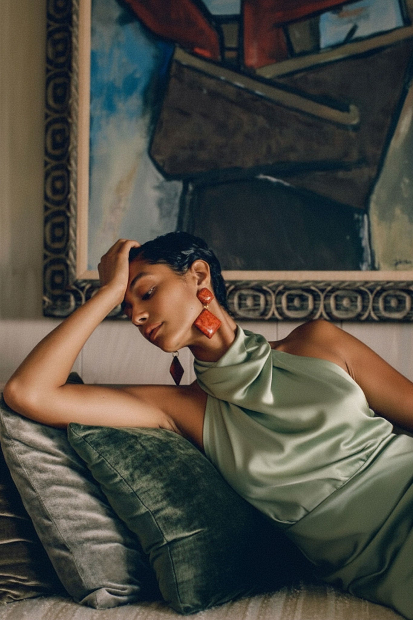 
Perspective différente de la robe midi en satin vert sauge, soulignant le drapé et l'élégance pour des occasions spéciales.



