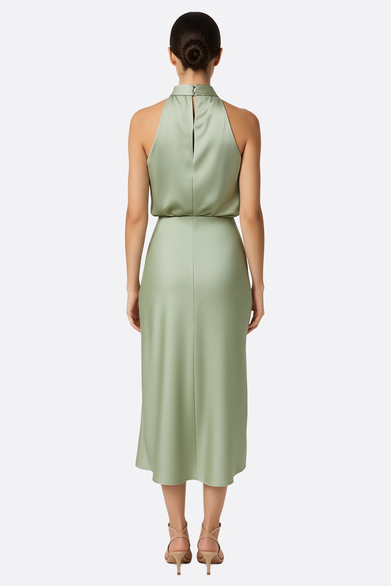 Vue alternative d'une robe midi satinée vert sauge au drapé élégant, mettant en avant son allure raffinée et moderne.