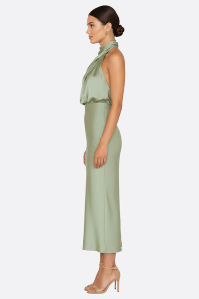 
Détail du col drapé d'une robe midi en satin vert sauge, parfaite pour un look chic au bureau ou lors d'un événement.



