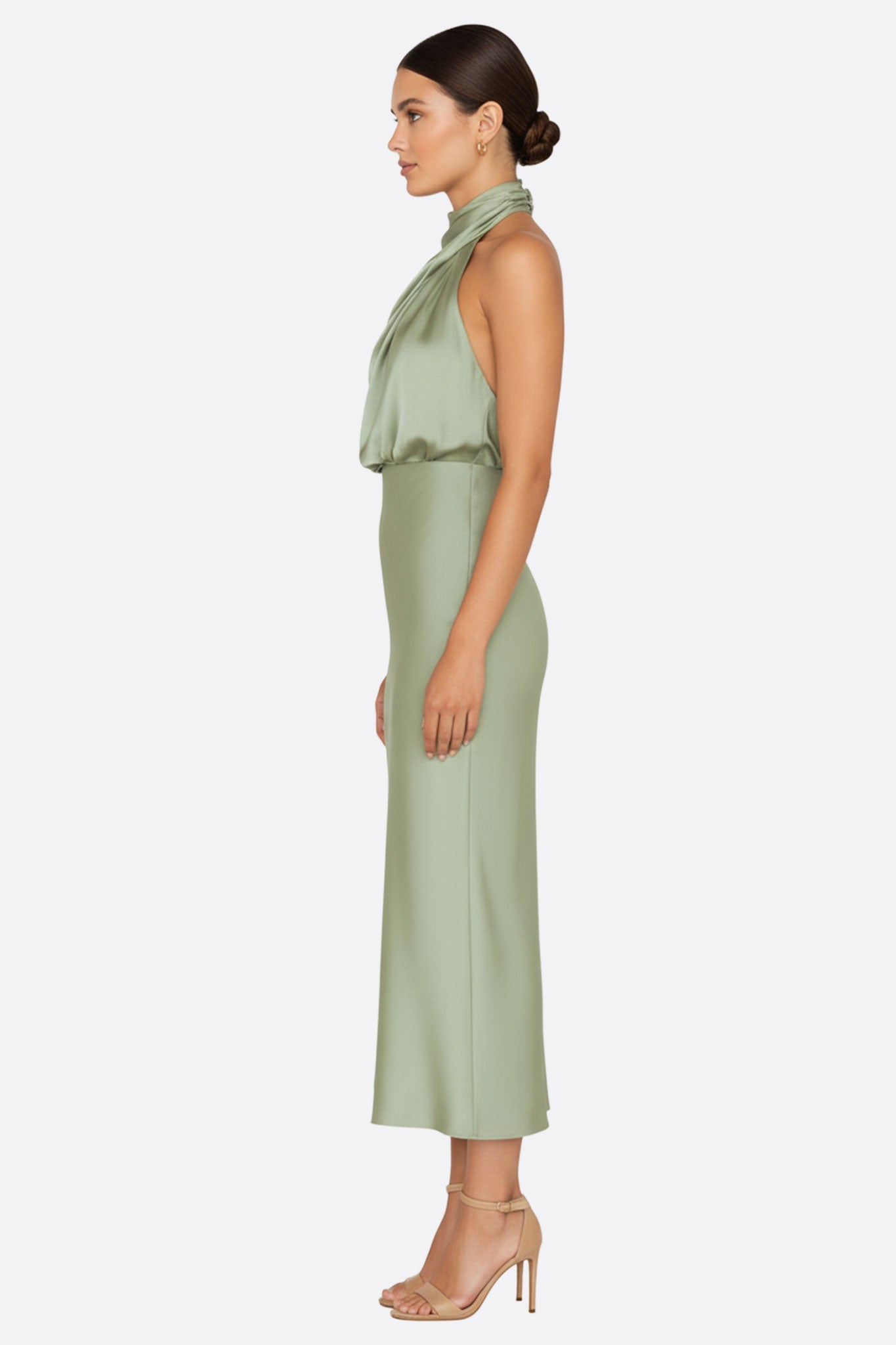 Détail du col drapé d'une robe midi en satin vert sauge, parfaite pour un look chic au bureau ou lors d'un événement.