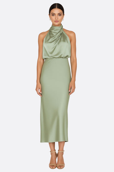 
Robe élégante midi en satin vert sauge avec col drapé, idéale pour une soirée sophistiquée.



