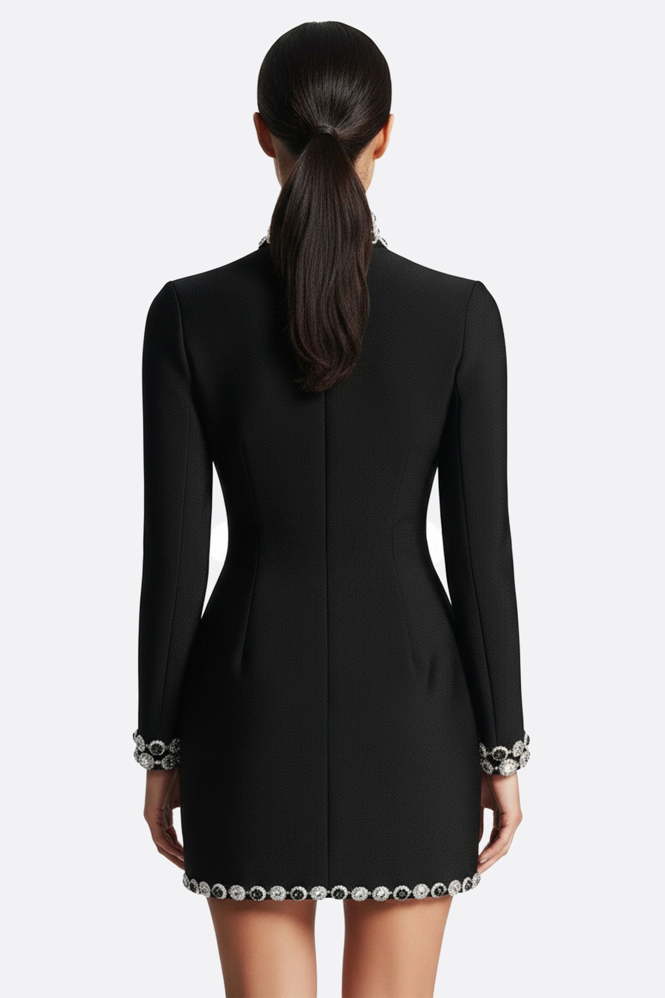 
Détails argentés et col bijou scintillant sur une robe noire courte à manches longues, parfaite pour une soirée glamour.



