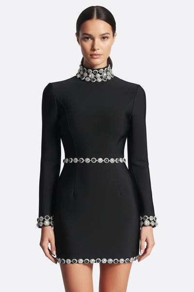 
Robe noire courte à manches longues, avec un col bijou en cristaux étincelants, idéale pour un événement élégant et chic.



