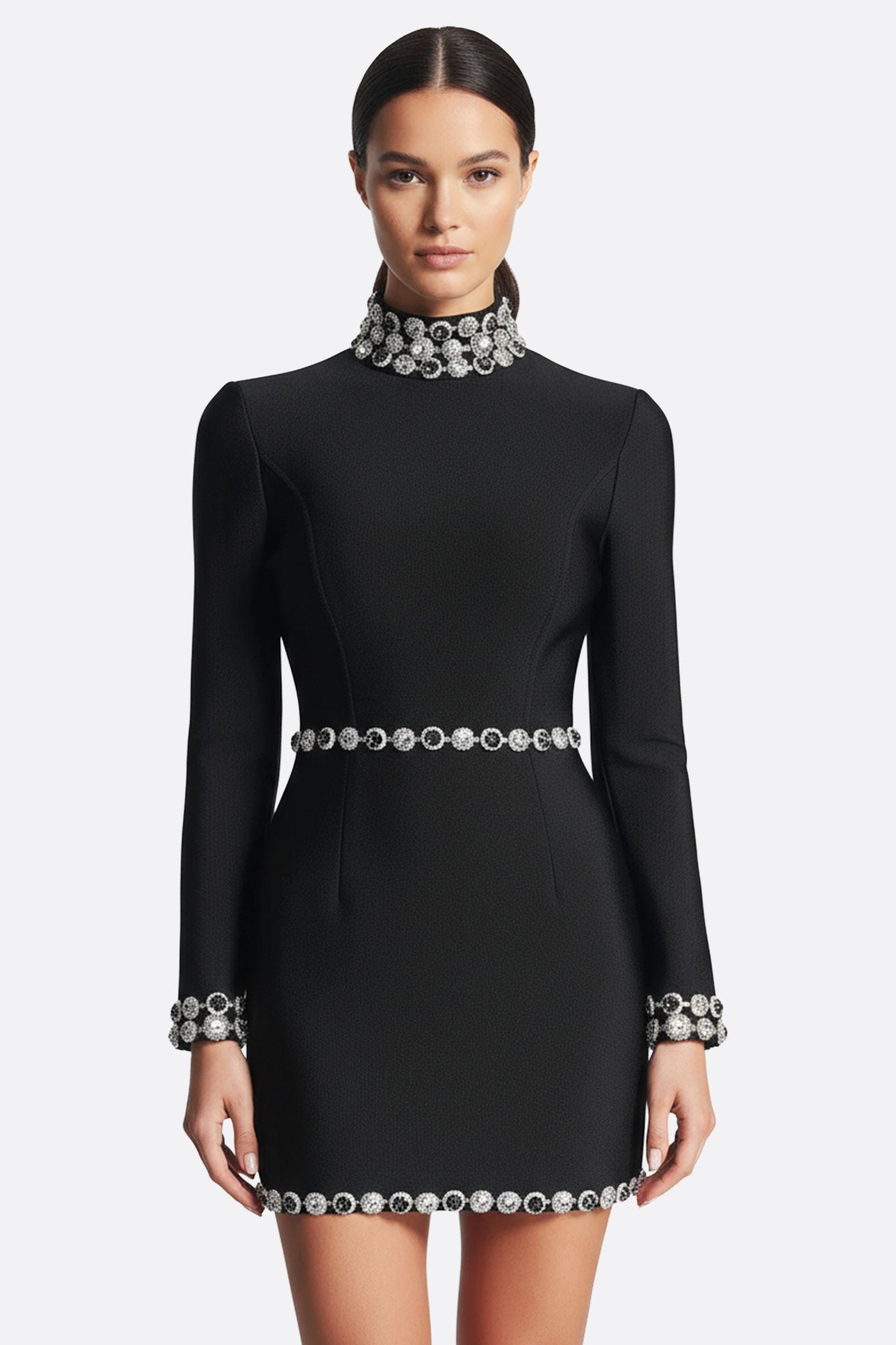 
Robe noire courte à manches longues, avec un col bijou en cristaux étincelants, idéale pour un événement élégant et chic.



