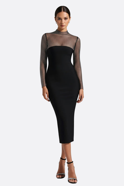 
Robe longue en noir avec bustier en résille délicate, idéale pour une soirée élégante ou un événement chic.



