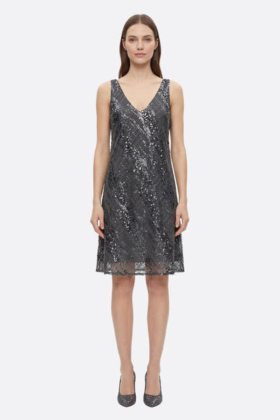 
Robe noire à sequins avec encolure en V, parfaite pour des événements élégants, mettant en valeur une silhouette féminine.



