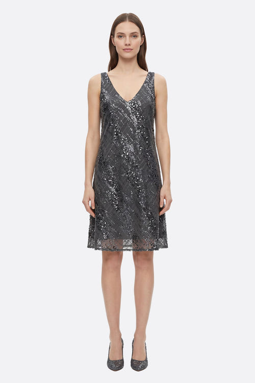 
Robe noire à sequins avec encolure en V, parfaite pour des événements élégants, mettant en valeur une silhouette féminine.



