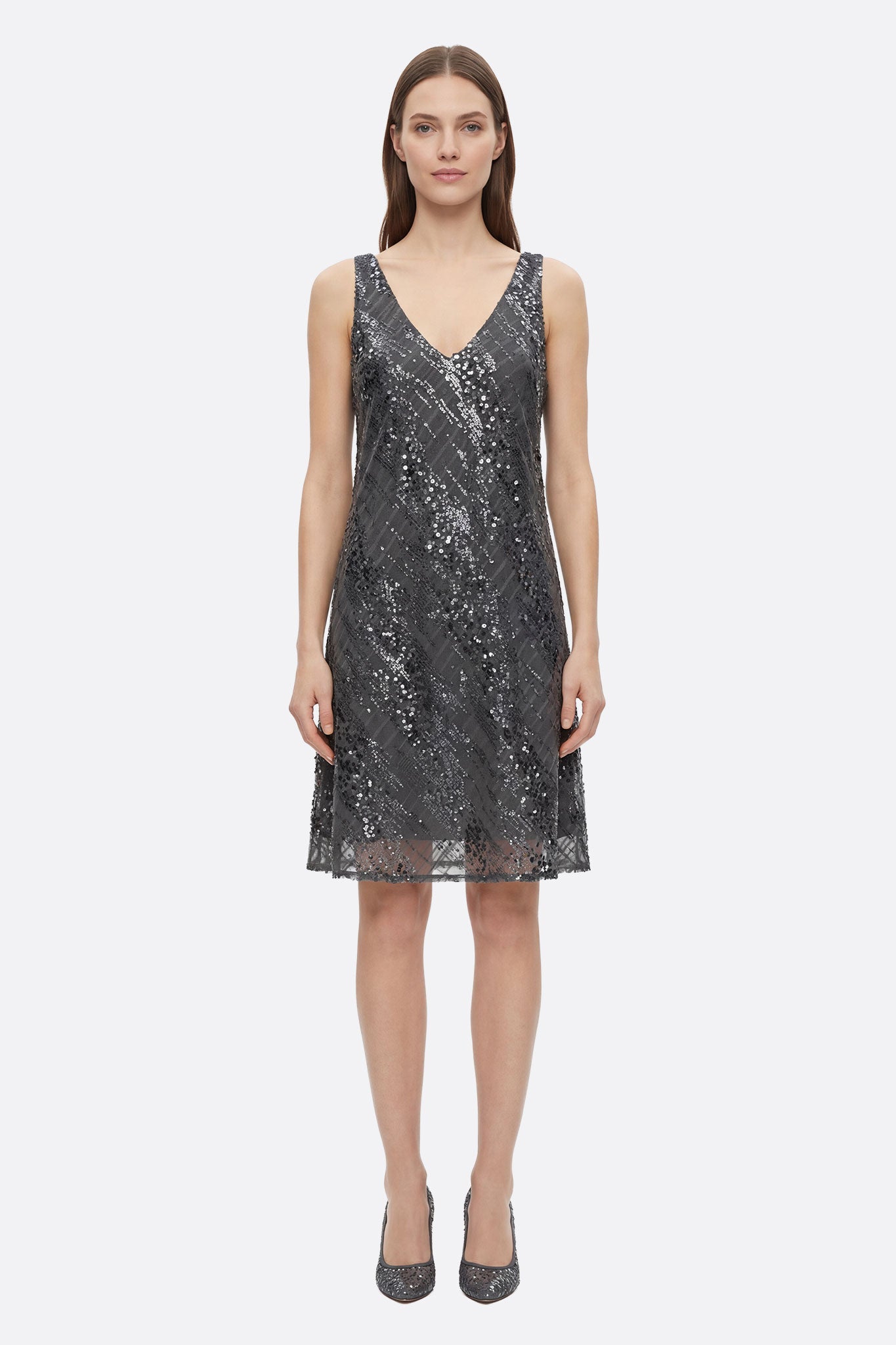
Robe noire à sequins avec encolure en V, parfaite pour des événements élégants, mettant en valeur une silhouette féminine.



