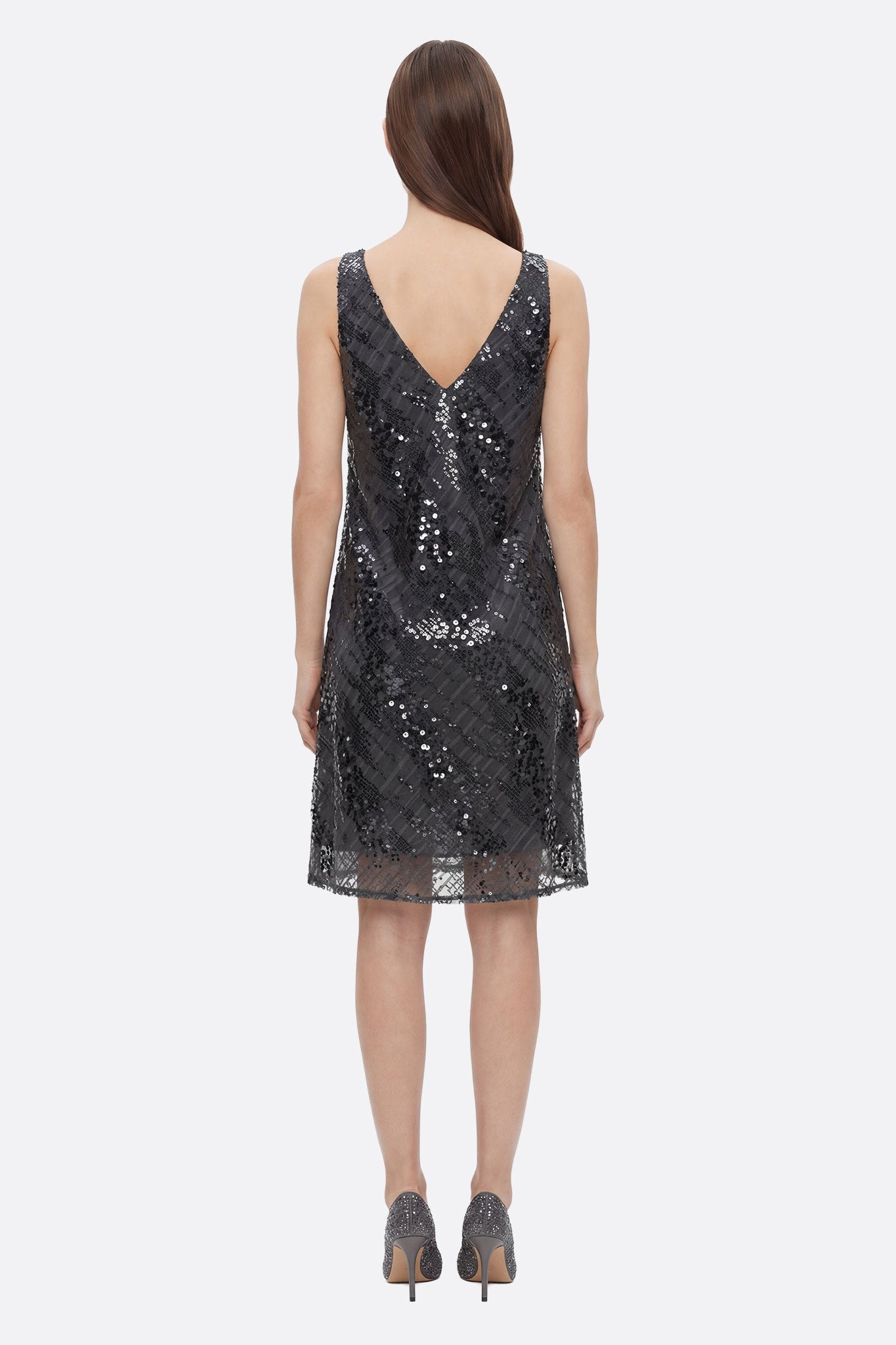 Robe noire ornée de sequins, vue 3/4, idéale pour des soirées glamour, mettant en avant son encolure V délicate.