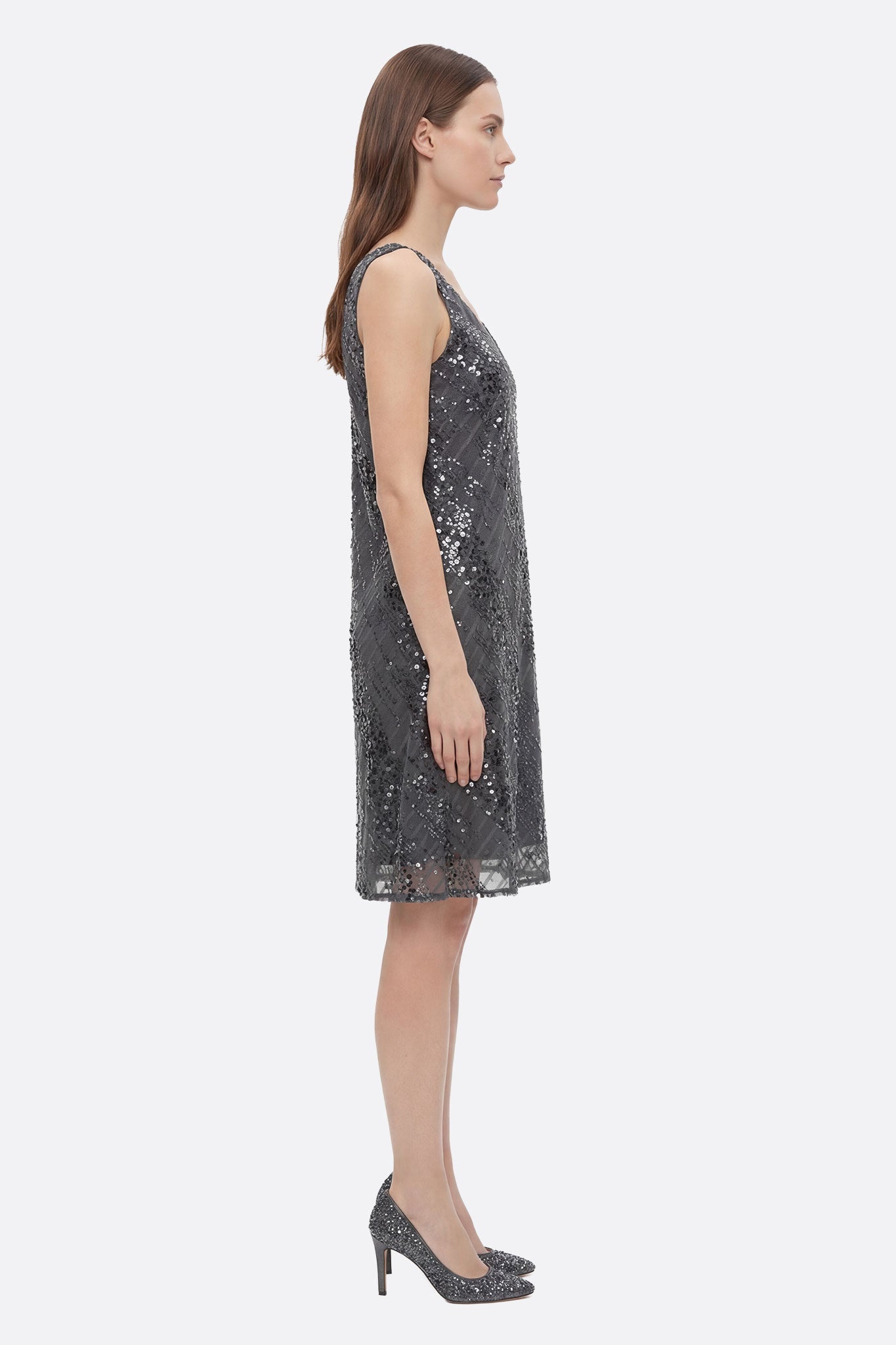 Zoom sur les sequins scintillants de la robe noire à encolure V, une pièce chic pour des occasions mémorables.