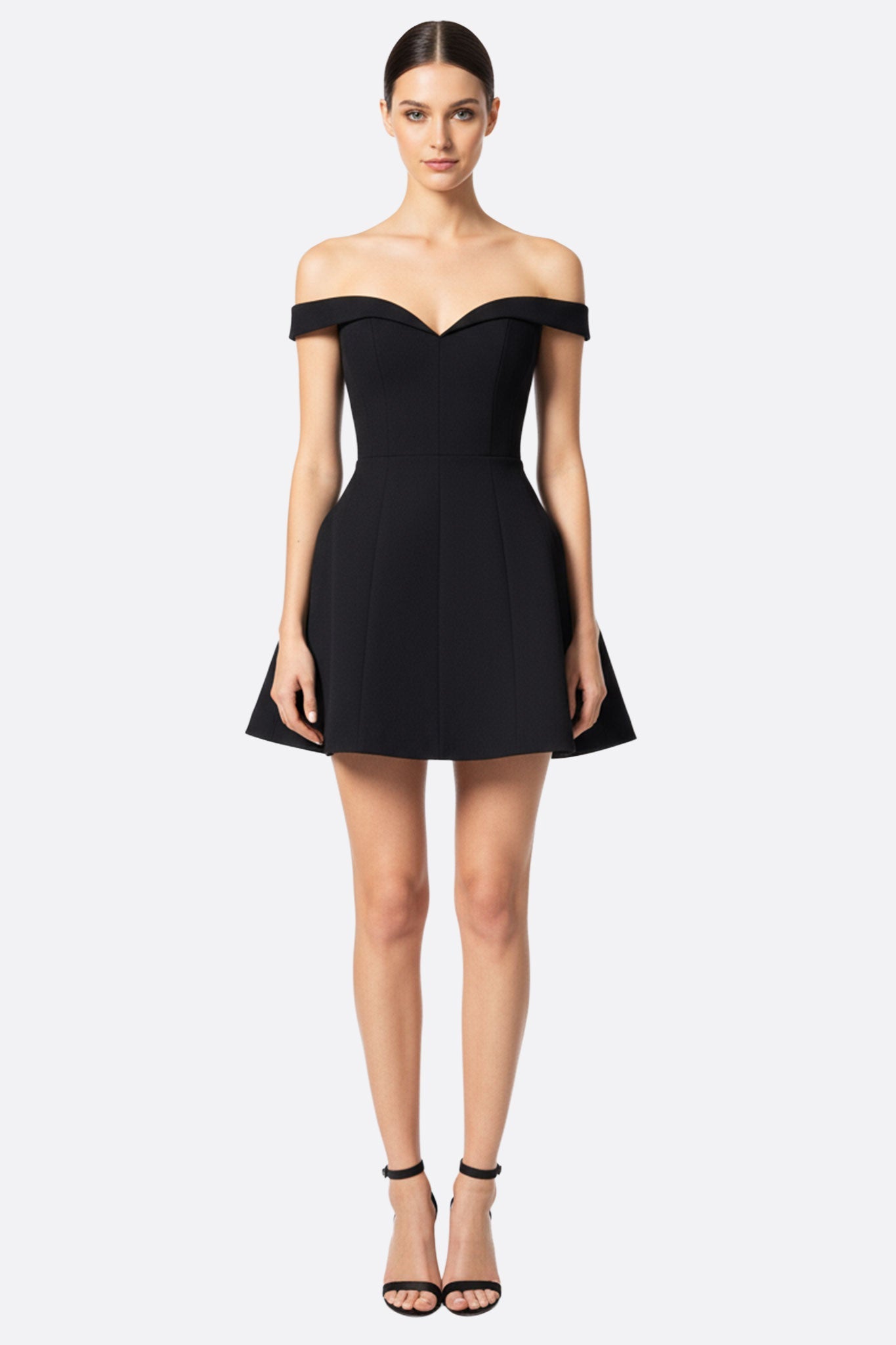 
Robe patineuse noire chic aux épaules dénudées avec un élégant décolleté en cœur, parfaite pour une soirée sophistiquée.



