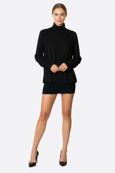 
Robe drapée noire à col roulé, manches froncées, chic et moderne, parfaite pour une soirée élégante ou un événement raffiné.



