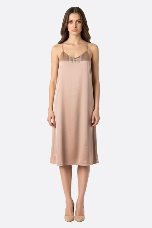 
Robe fluide en satin beige rosé ornée de chaînettes en strass argentés, parfaite pour une soirée chic ou un événement...



