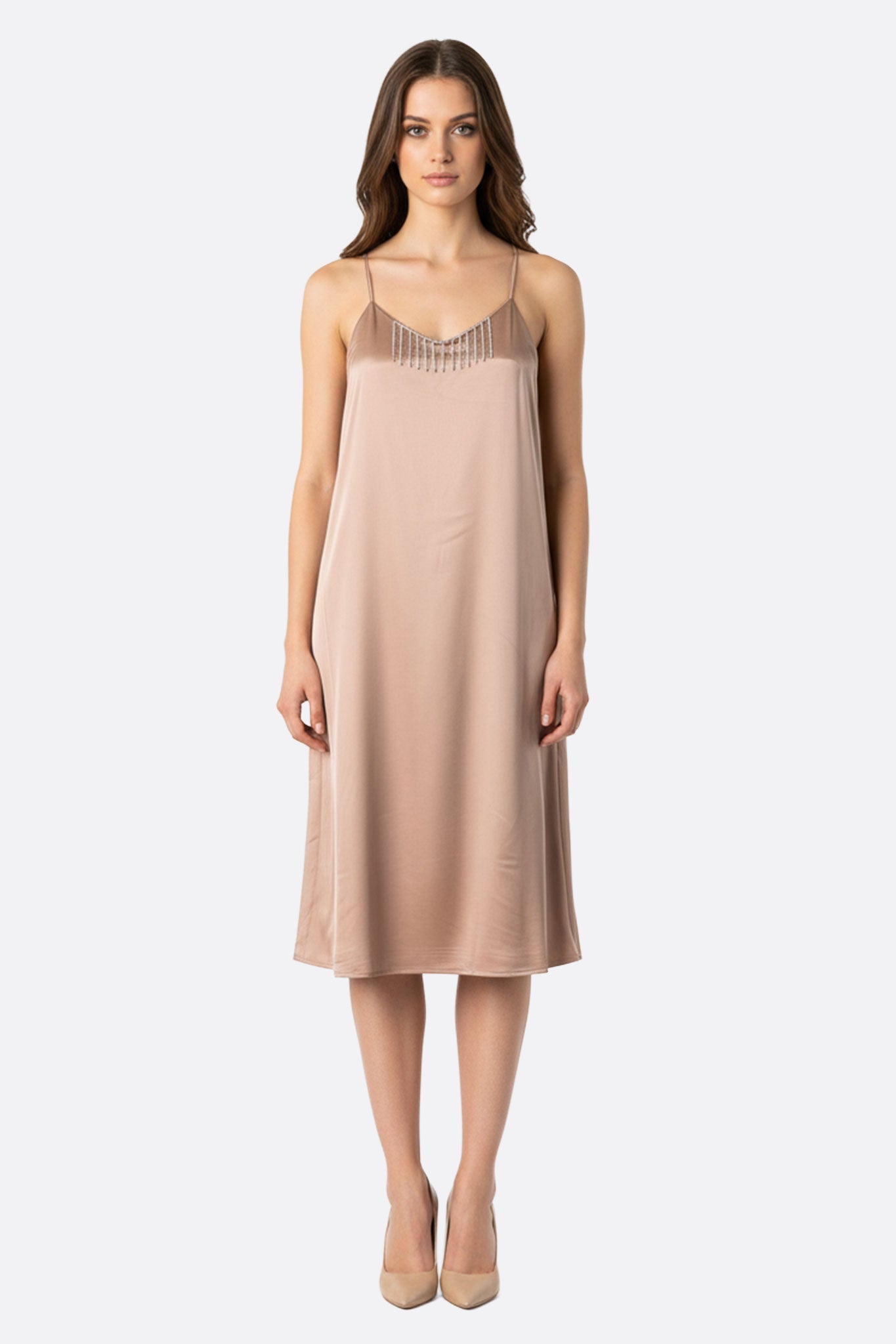 Robe fluide en satin beige rosé ornée de chaînettes en strass argentés, parfaite pour une soirée chic ou un événement...