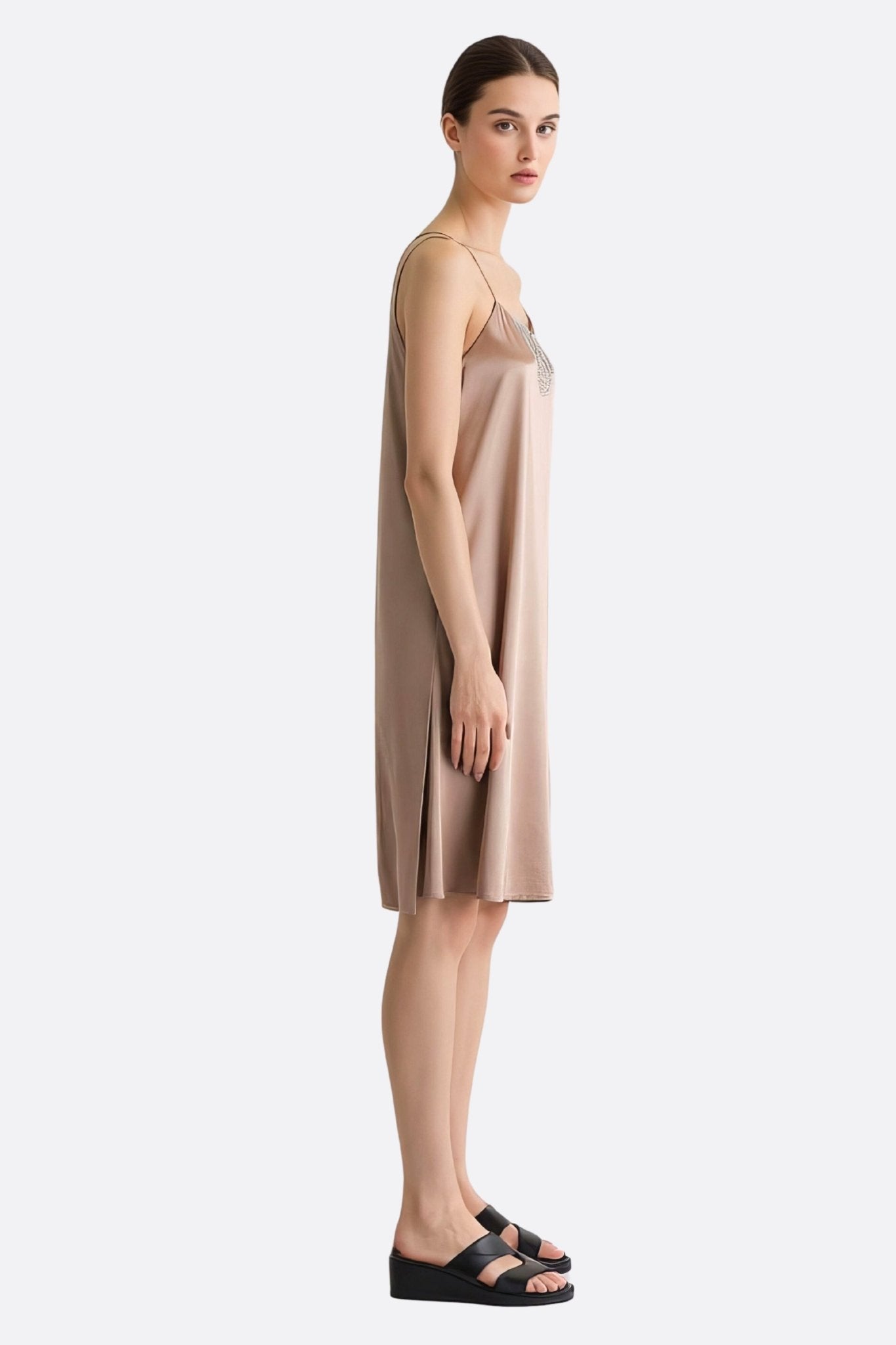 Robe satinée beige à chaînettes de strass argentés - MISCIANO