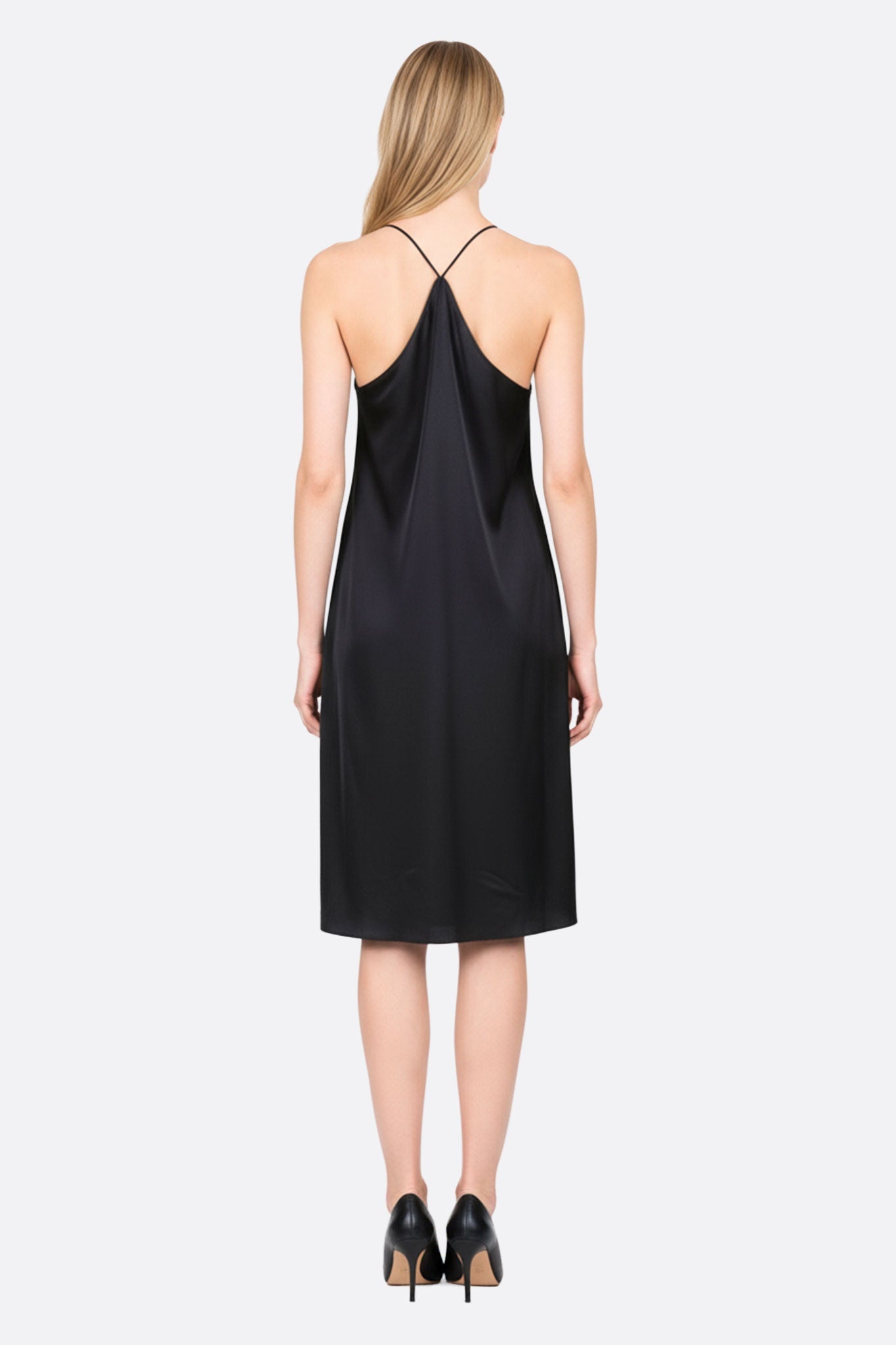 
Robe fluide noire en satin ornée de chaînettes de strass argentés, un choix élégant pour des occasions spéciales.



