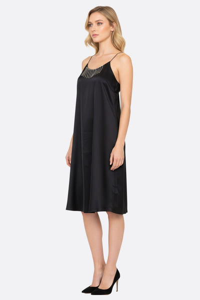 
Zoom sur les chaînettes de strass argentés d'une robe fluide noire satinée, idéale pour une soirée chic ou un événement...



