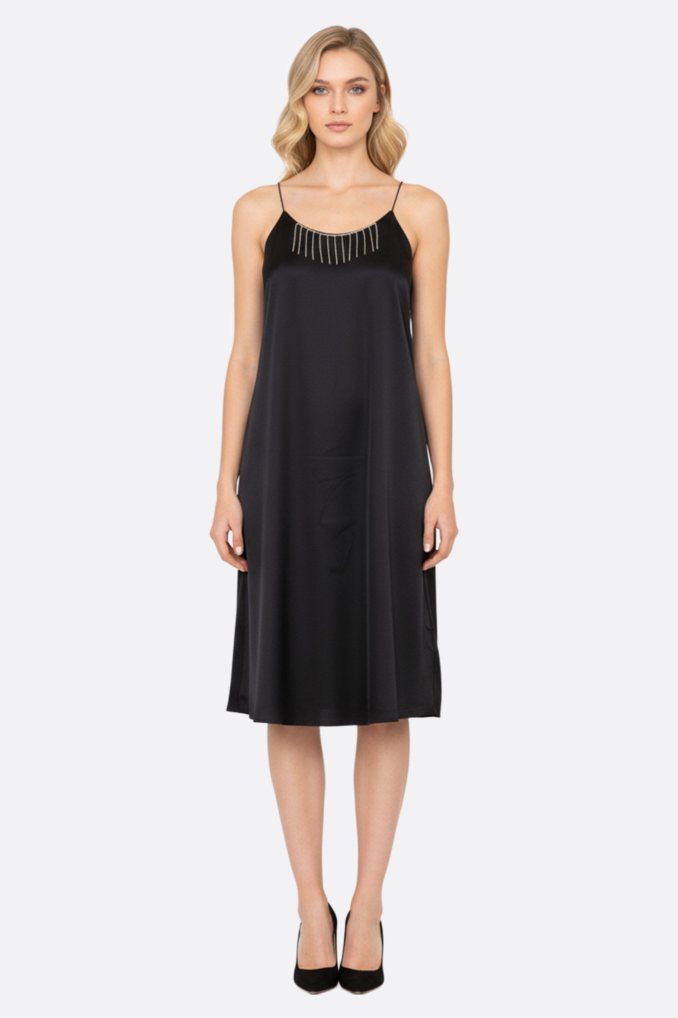 
Robe noire satinée aux chaînettes de strass argentés, parfaite pour des soirées élégantes et des événements glamour.



