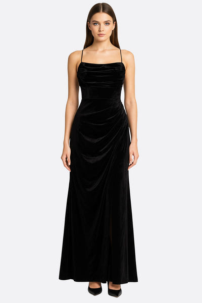 
Robe longue en satin noir avec dos nu et lacets, parfaite pour une soirée élégante ou un événement chic.



