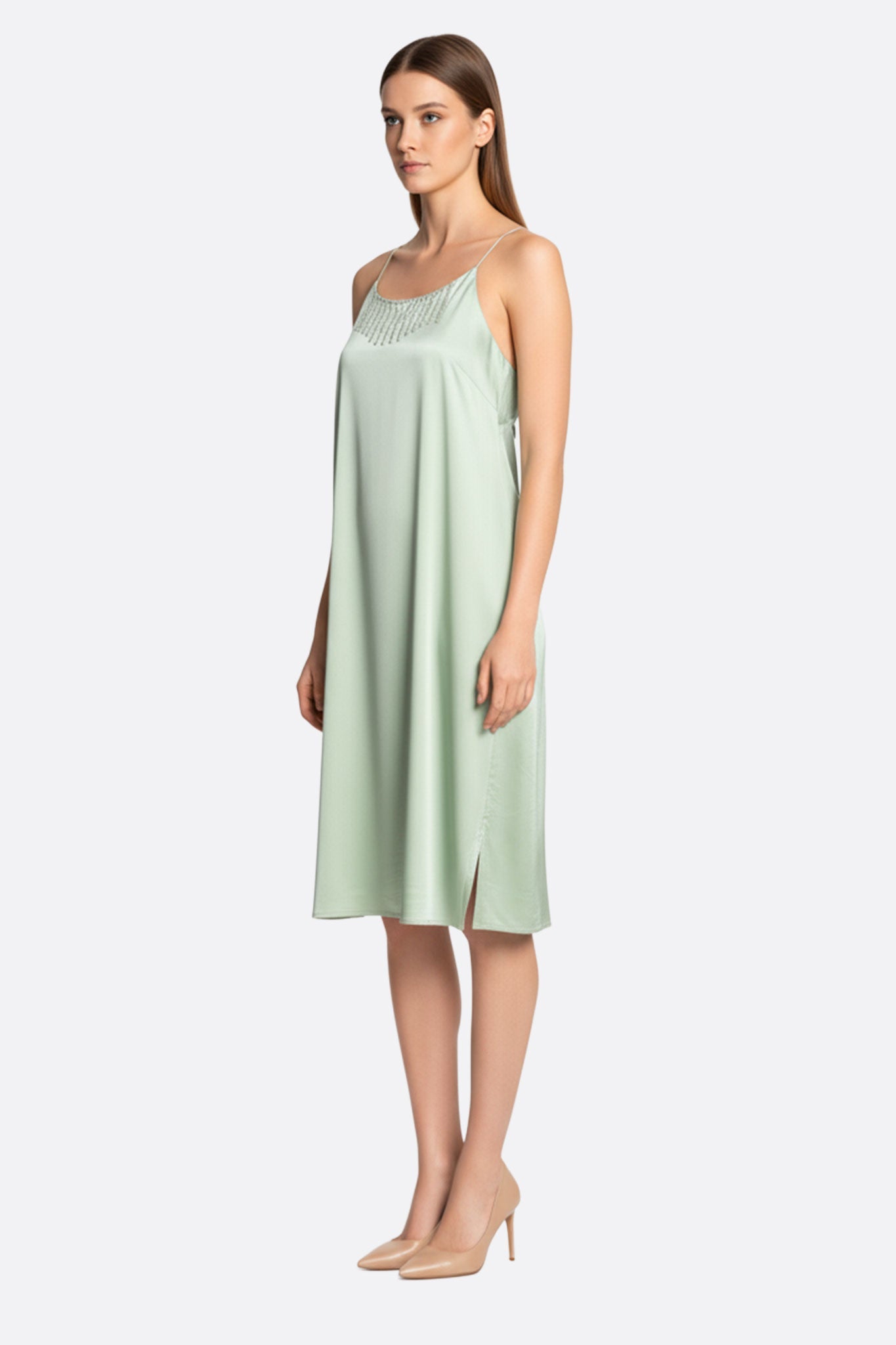 
Détail des chaînettes de strass argentés sur la robe satinée vert d'eau, parfaite pour un événement chic ou une sortie...



