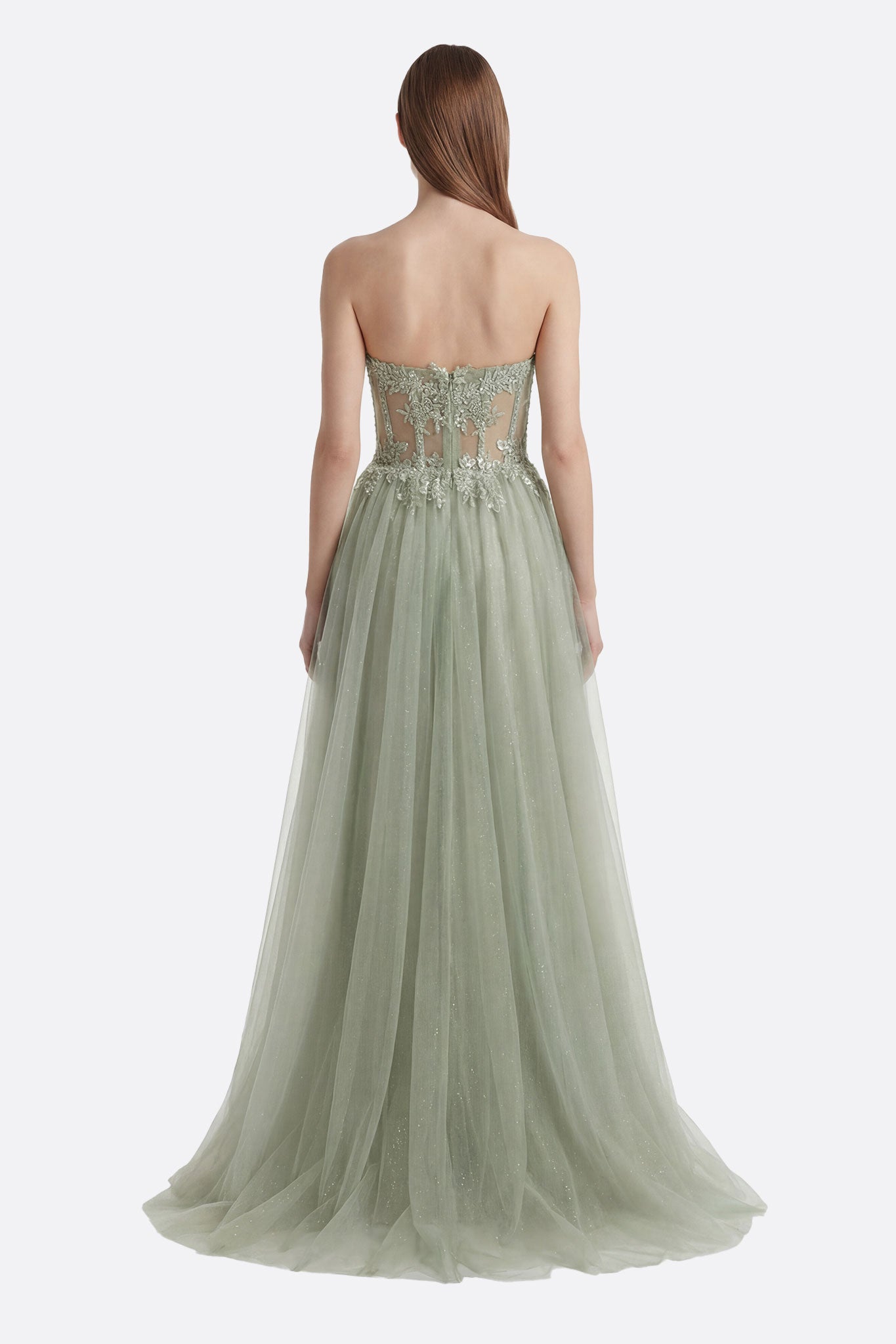 Vestido largo en verde salvia con corset perlado y falda de tul con abertura, ideal para deslumbrar en ocasiones especiales.