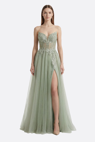 
Robe de soirée longue vert sauge avec corset perlé et jupe en tulle fendue, parfaite pour un événement chic et raffiné.



