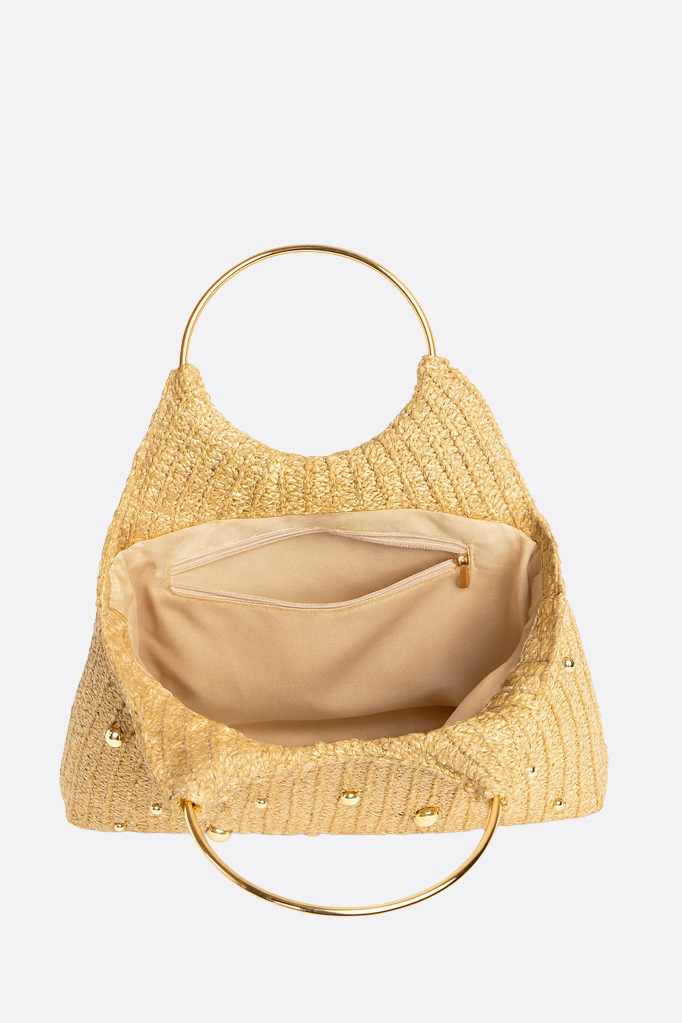 
Sac cabas en raphia doré, décoré de perles éclatantes, accessoire parfait pour une promenade estivale ou un dîner raffiné.



