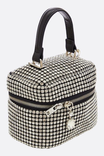 
Détails raffinés d'un sac à main de soirée en cristaux argentés, conçu pour illuminer vos sorties nocturnes.



