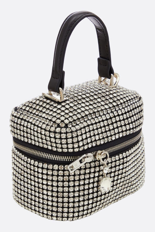 
Détails raffinés d'un sac à main de soirée en cristaux argentés, conçu pour illuminer vos sorties nocturnes.



