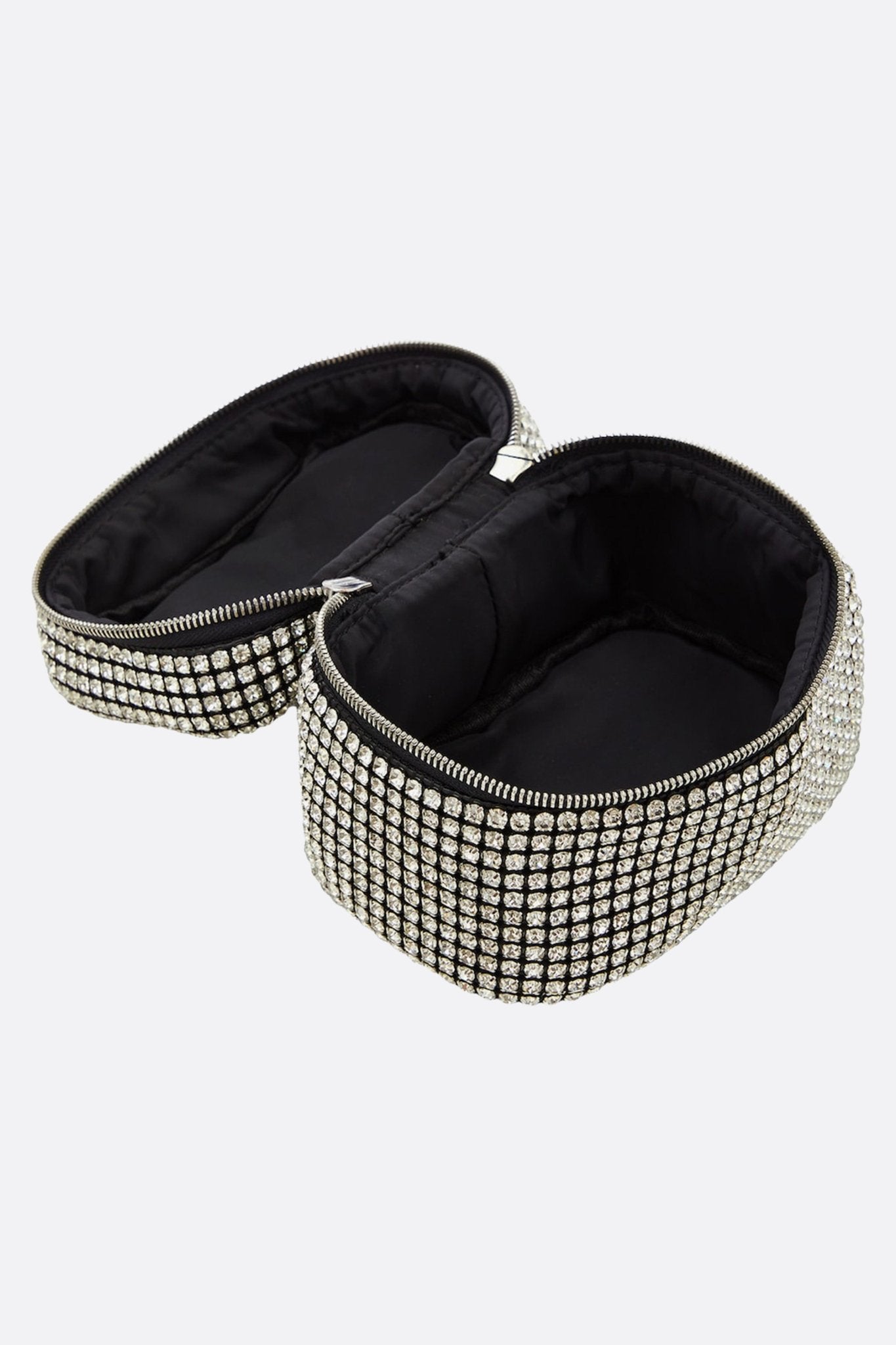 Sac à main chic à cristaux argentés, angle 3/4 révélant la bandoulière amovible, idéal pour vos occasions festives.