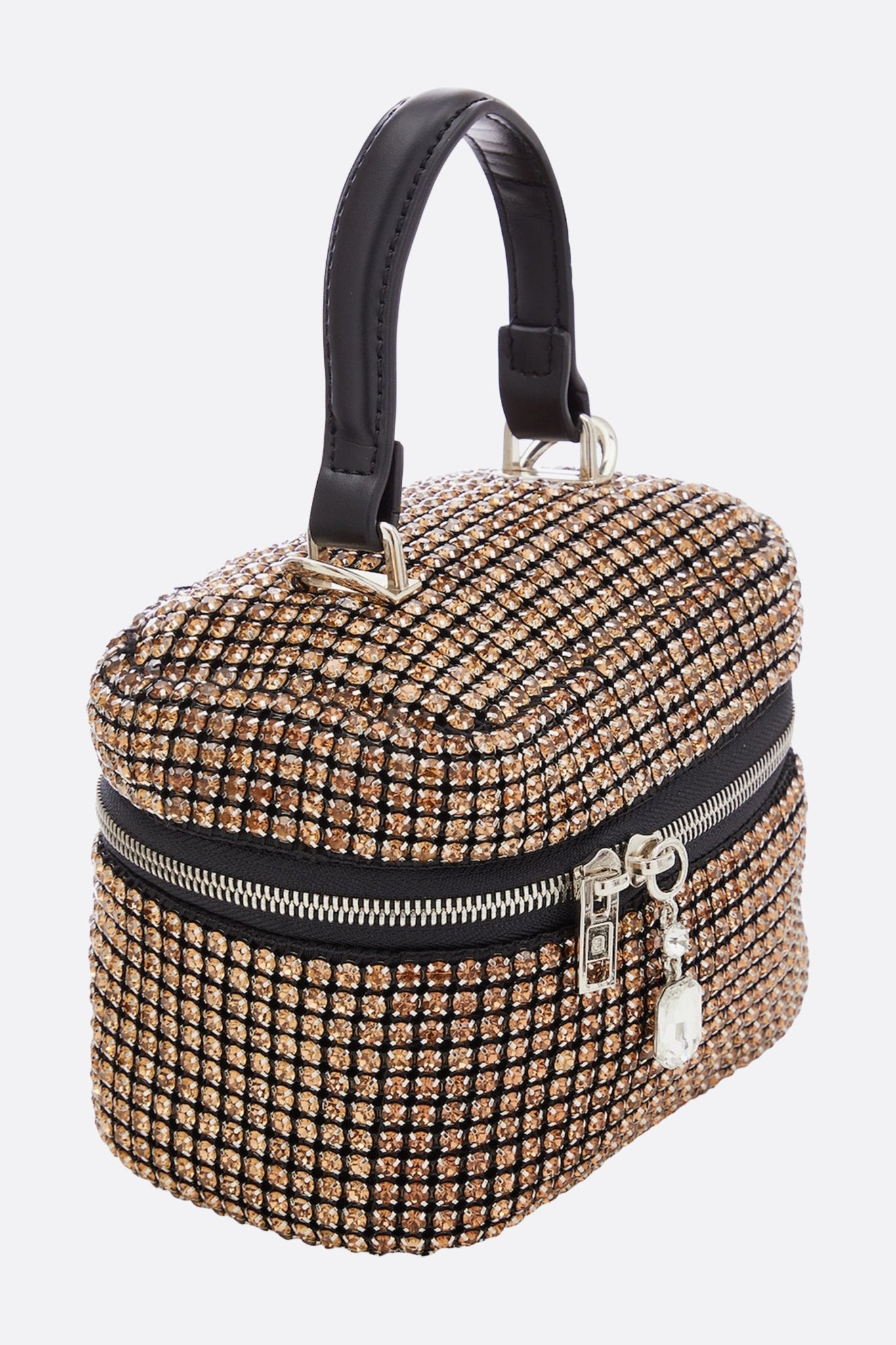 Zoom sur un sac à main de soirée raffiné orné de cristaux dorés, idéal pour rehausser un look de fête.