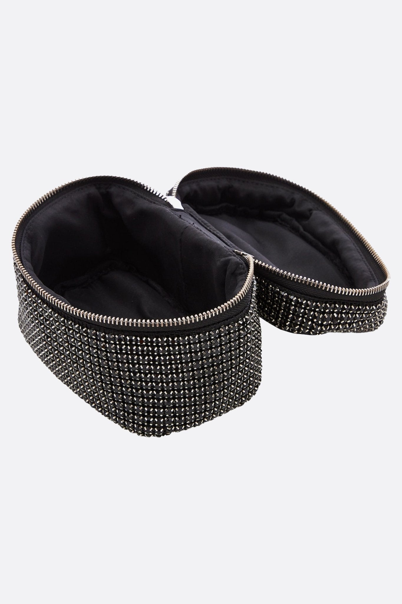 
Sac à main glamour à cristaux noirs, vue 3/4 mettant en avant la bandoulière amovible pour une allure sophistiquée.



