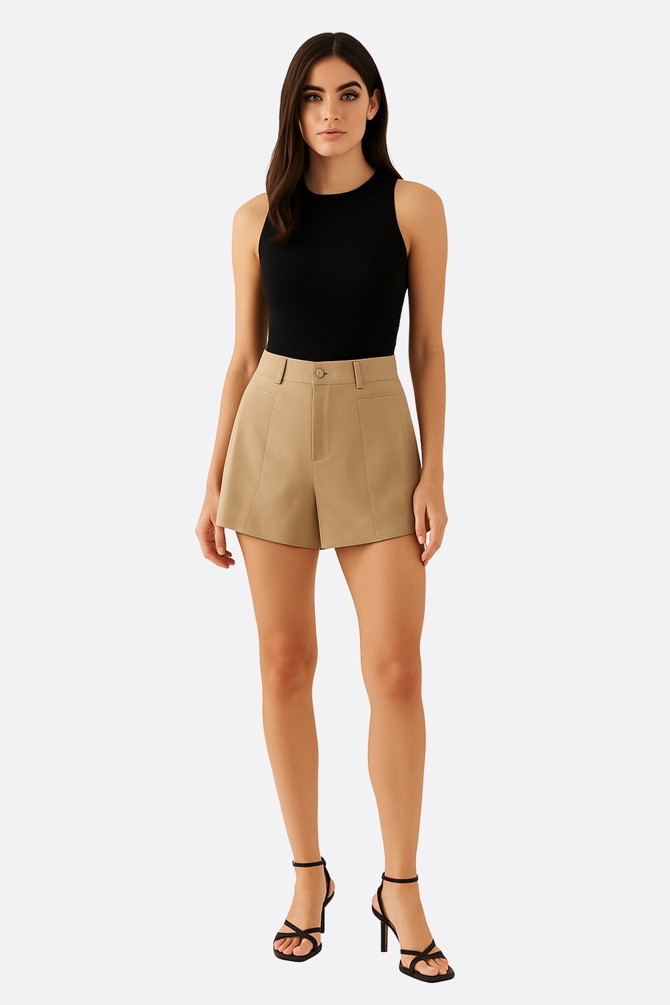 Silhouette 3/4 du short beige à pinces, idéal pour un look moderne et élégant durant les chaudes journées d'été.