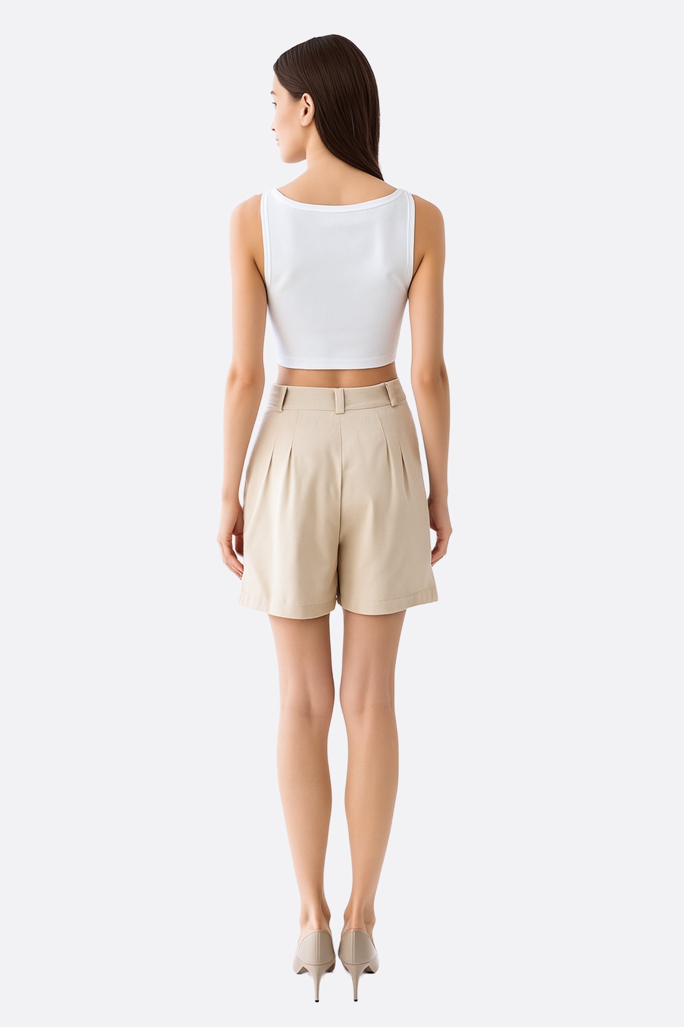 Détail du short beige taille haute en tencel et lin, soulignant sa texture légère et son allure raffinée pour l'été.