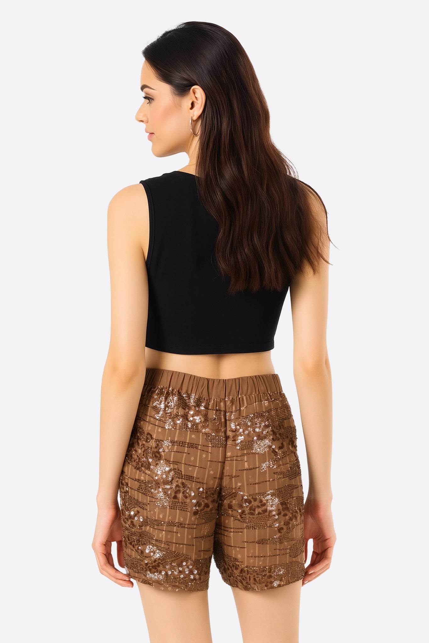 Short camel con ricami di paillettes bronzo, perfetto per arricchire il tuo guardaroba con un tocco di luminosità e stile.